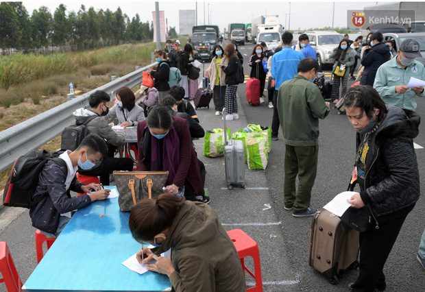 Việc khai y tế tại chốt kiểm soát khá chặt chẽ và luôn trong tình trạng đông đúc