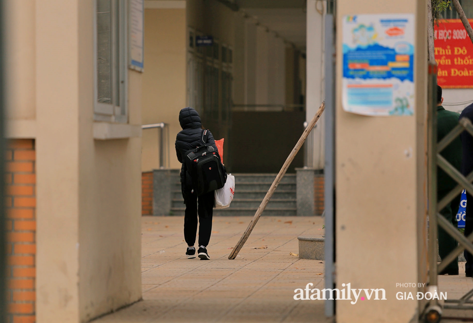 Những người đi vào khu cách ly thực hiện cách ly theo đúng quy định.