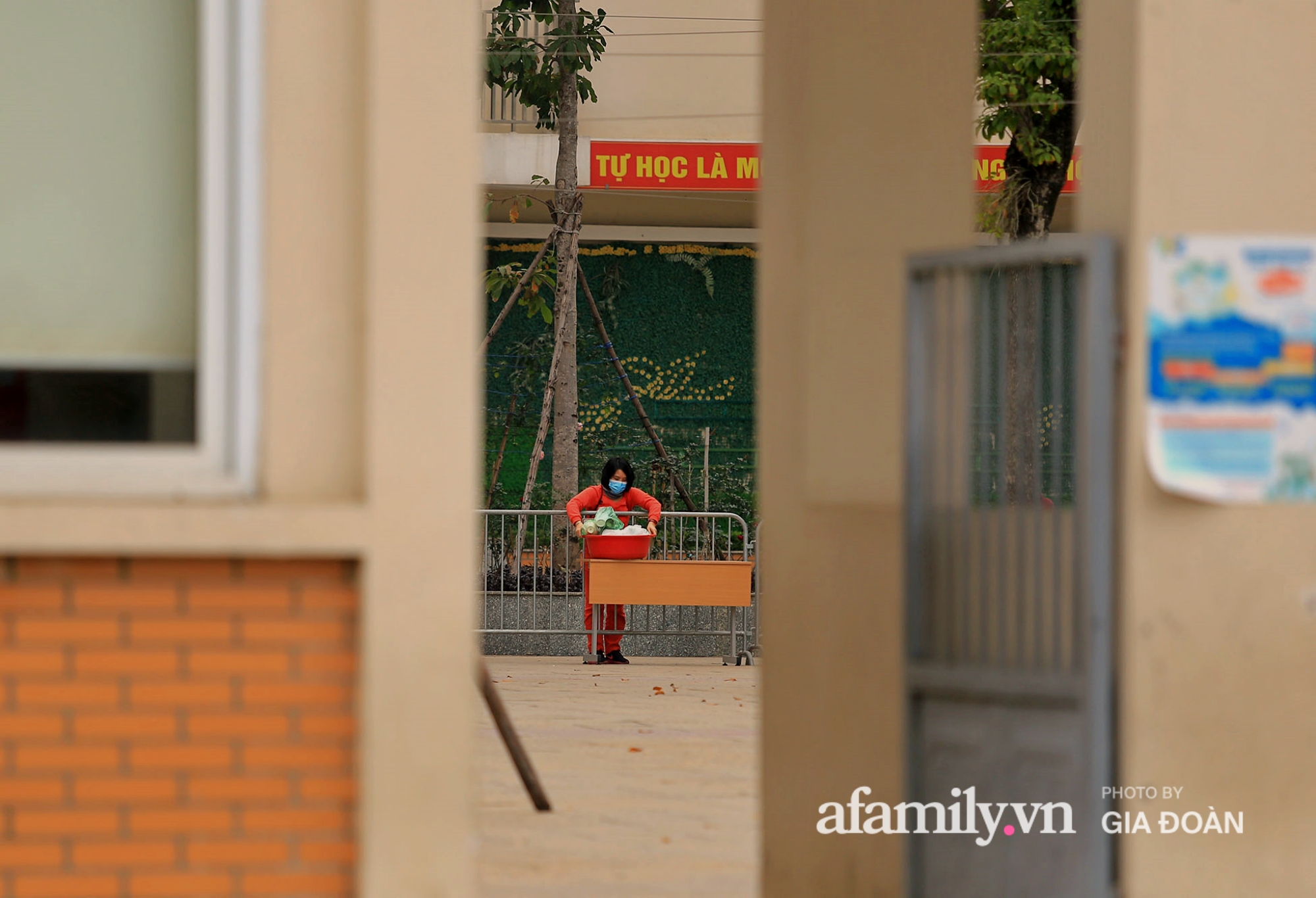 Ông Nguyễn Khắc Hợp, Phó hiệu trưởng Trường tiểu học Xuân Phương cho biết sau khi trường học thành nơi cách ly, đơn vị đã cho lắp thêm bình nóng lạnh và bố trí phòng để giáo viên, học sinh, phụ huynh thực hiện cách ly.