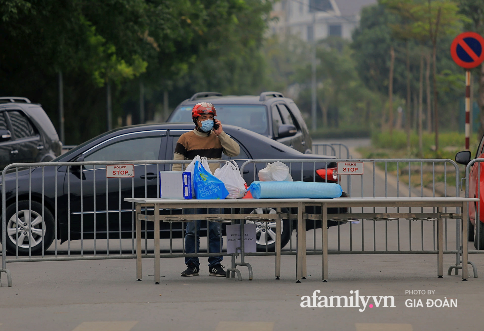 “Các con không hoang mang vì có bố mẹ mang chăn gối đến cùng cách ly. Sau khi ổn định vị trí, ngủ được 1 giấc, các con đã dậy lấy mẫu xét nghiệm. Dự kiến chiều nay, 31/1, lực lượng chức năng sẽ tổ chức lấy mẫu xét nghiệm cho toàn bộ học sinh khác trong trường