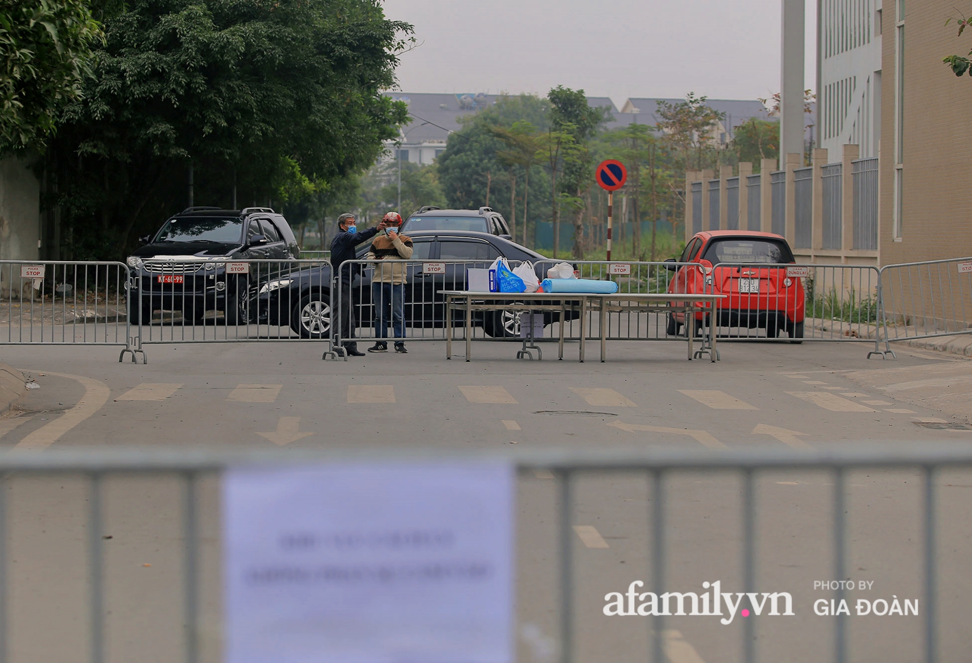 Phó hiệu trưởng Trường tiểu học Xuân Phương cho biết đơn vị này bố trí 6 người một phòng để đảm bảo an toàn khoảng cách, phụ huynh nữ sẽ ở cùng phòng phụ huynh nữ, cùng con và ngược lại.