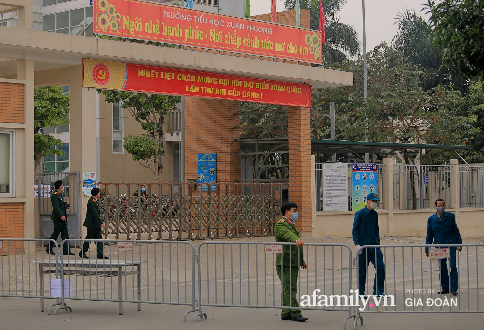 Ghi nhận sáng 31/1, lực lượng chức năng đã tiến hành phong tỏa, kiểm soát chặt chẽ khu vực xung quanh Trường tiểu học Xuân Phương, quận Nam Từ Liêm, Hà Nội.