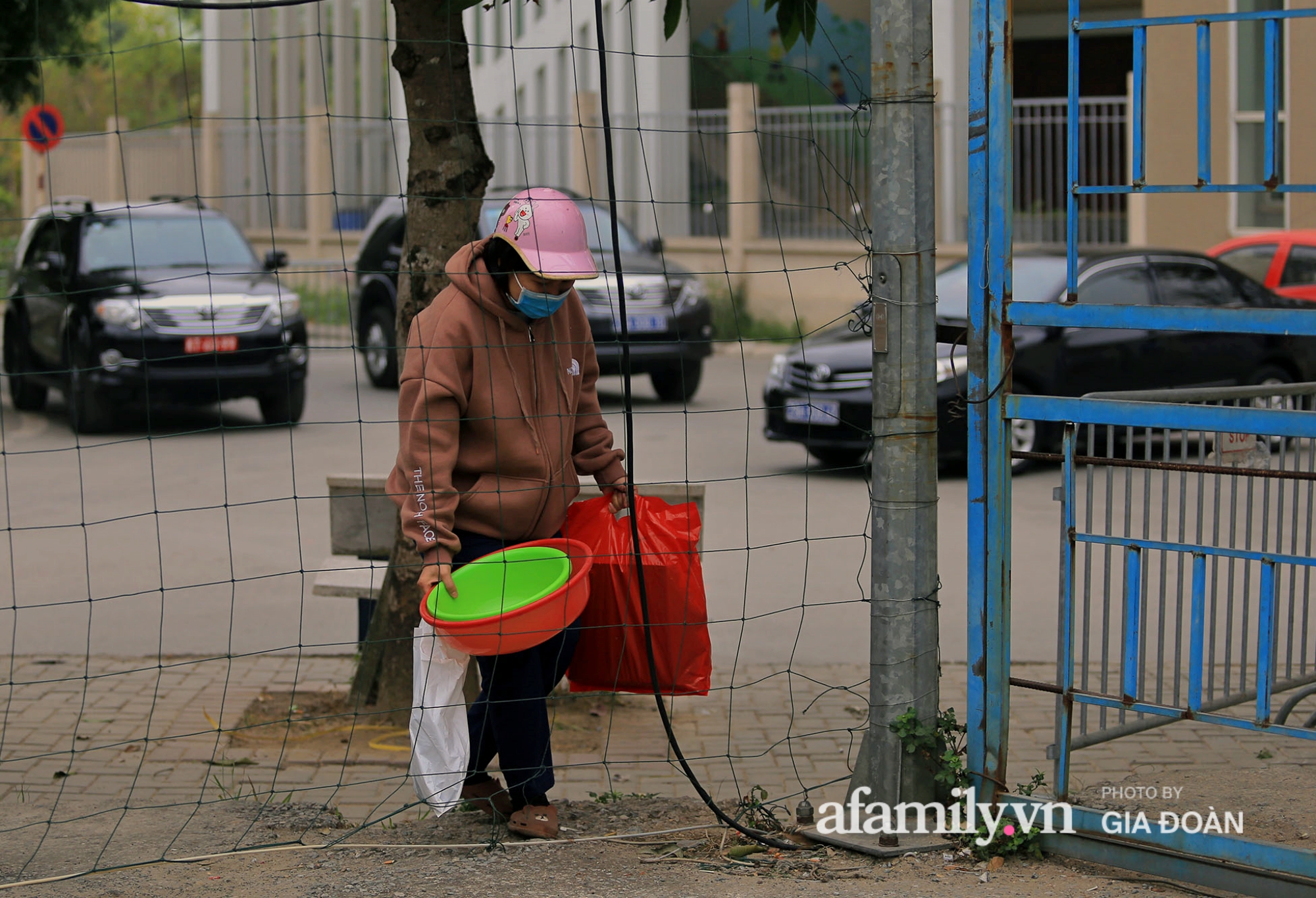 Trong sáng nay, nhiều người thân đã có mặt theo sự hướng dẫn của lực lượng chức năng để đồ đạc tiếp tế đúng nơi quy định, giữ khoảng cách đối với khu vực cách ly.