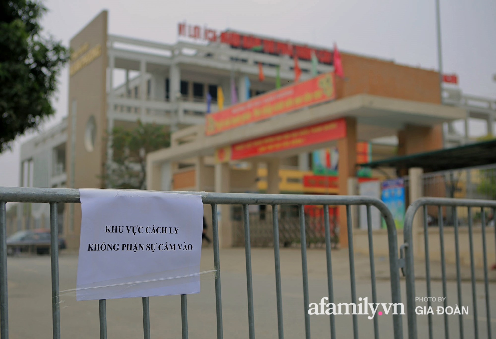 Liên quan đến bệnh nhân N.Q.M (40 tuổi, nghề nghiệp bộ đội) có địa chỉ tại số 479 đường Phúc Diễn (tổ 1, phường Xuân Phương, quận Nam Từ Liêm, Hà Nội), sáng 30/1 trường Tiểu học Xuân Phương đã được yêu cầu tạm dừng hoạt động để chuẩn bị truy vết những trường hợp có tiếp túc với con của bệnh nhân N.Q.M.