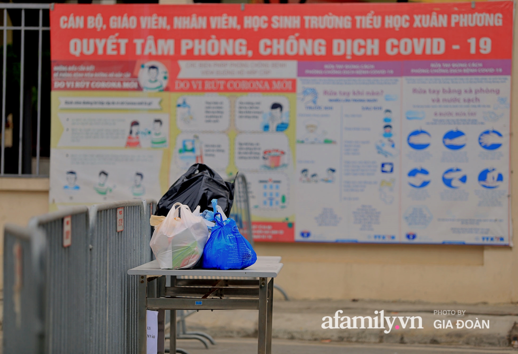 Những nhu yếu phẩm này sẽ được lực lượng chức năng mang vào đưa tận tay người thân theo tên, địa chỉ ghi sẵn bên ngoài túi đồ.