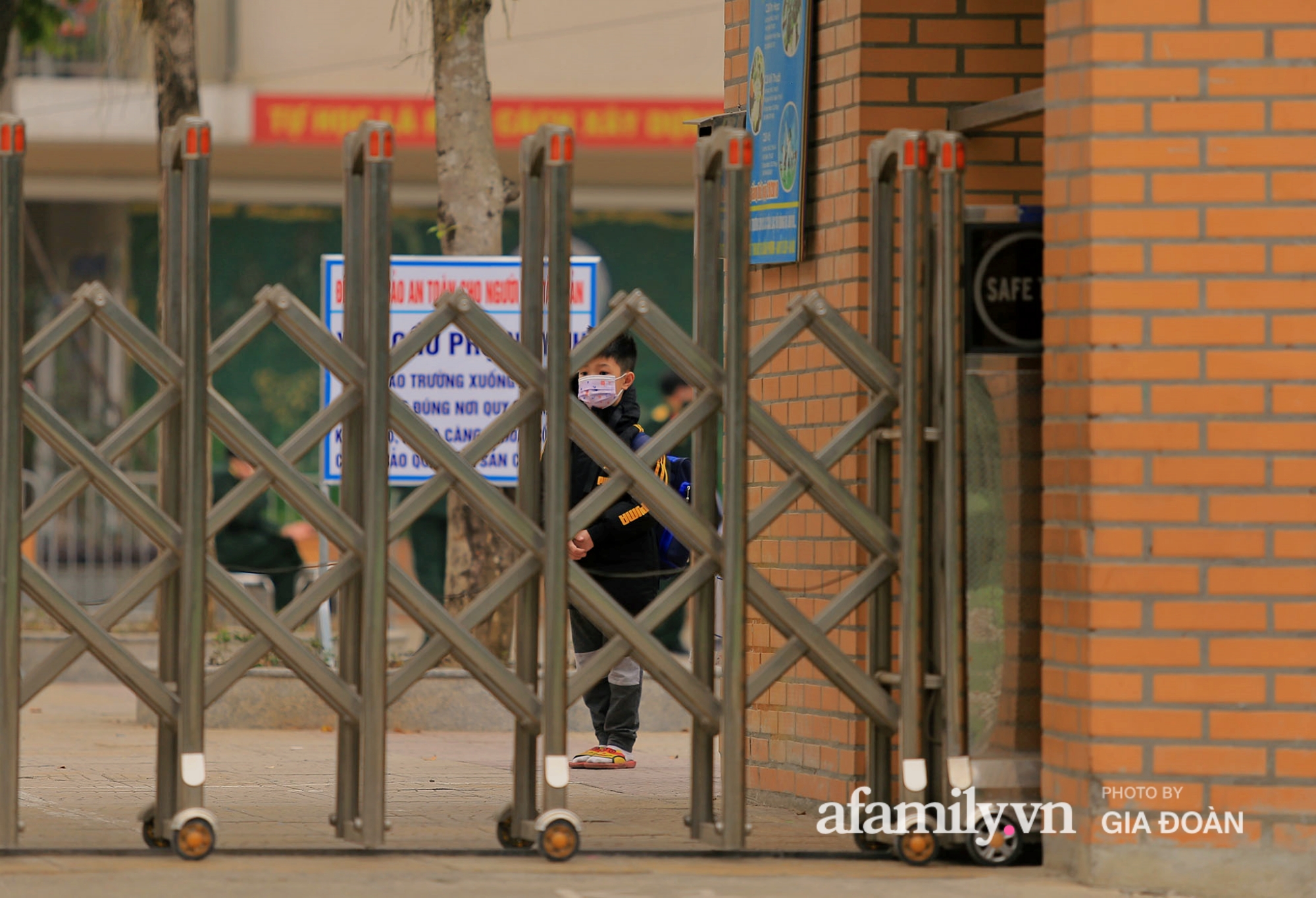 Sau khi ghi nhận ca nhiễm, Ban chỉ đạo phòng, chống dịch Covid-19 TP.Hà Nội đã về địa phương họp khẩn trong đêm để chỉ đạo công tác chống dịch. Toàn bộ 6 người trong gia đình học sinh được đưa đi cách ly tập trung. Đồng thời, Q.Nam Từ Liêm yêu cầu 80 người thuộc diện F1 cách ly tập trung ngay tại Trường tiểu học Xuân Phương.