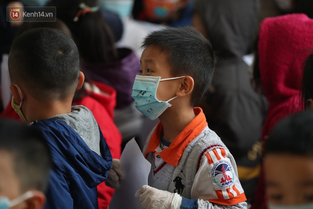 Các em học sinh chờ đến lượt vào lấy mẫu