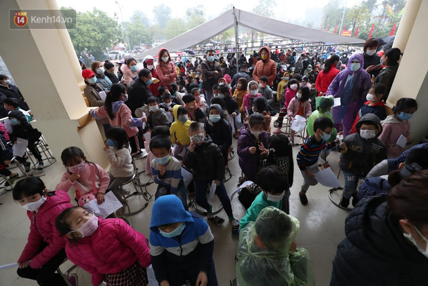 Học sinh được xếp hàng phía bên trong trước khi vào lấy mẫu xét nghiệm