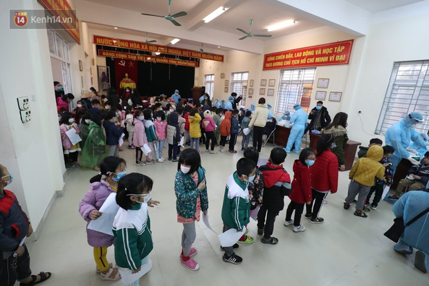 Lực lượng y tế làm việc hết công suất để lấy mẫu trong buổi chiều 31/1