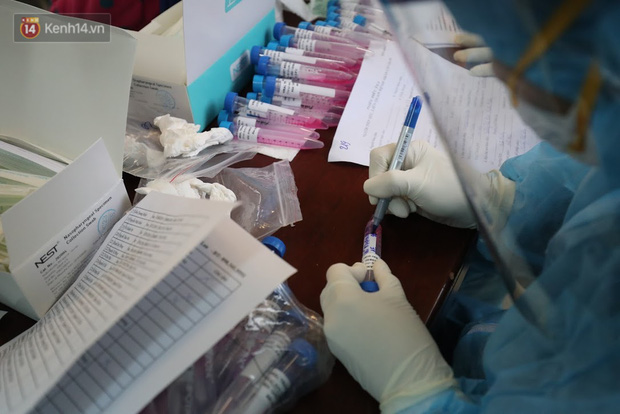 Mẫu dịch được ghi thông tin rõ ràng lưu trữ cẩn thận trong ống nghiệm