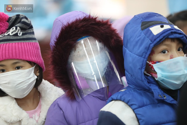 Một số bậc cha mẹ cẩn thận trang bị kính chắn giọt bắn để đảm bảo an toàn cho con và những người xung quanh