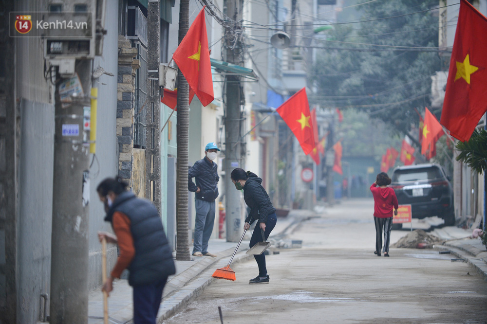 Được biết, con ngõ trong tổ 11 này đang chuẩn bị được rải nhựa nhưng do dịch nên đã dừng hoạt động