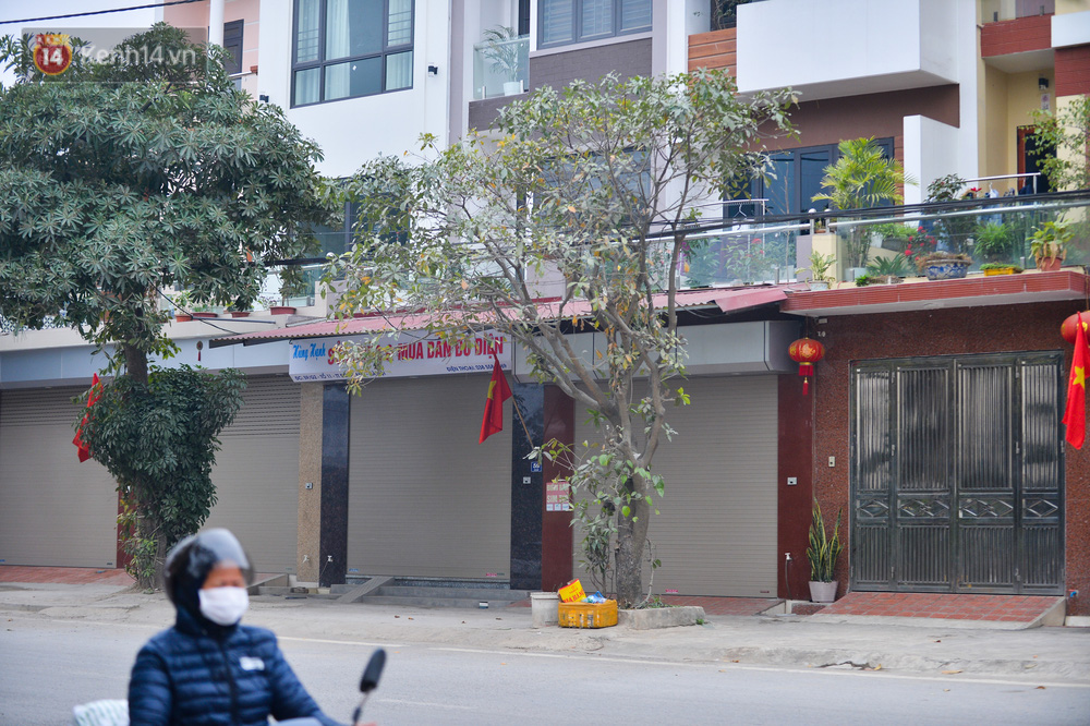 Tất cả các con ngõ đi vào tổ 11 Thị trấn Đông Anh đều bị khoá chặt, người dân không thể ra ngoài