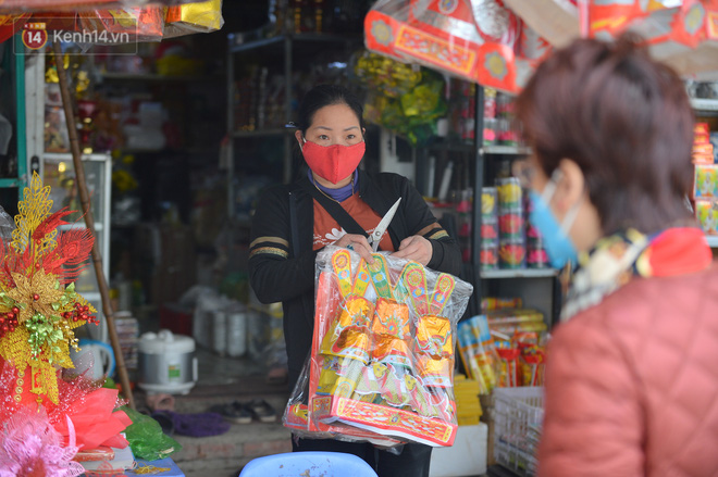 Những cửa hàng không liên quan đến khu cách ly vẫn mở bán nhưng ít khách đến mua hàng. Theo chủ cửa hàng vàng mã này cho biết, thời điểm này năm ngoái người dân đi mua đông đến mức cháy hàng. 