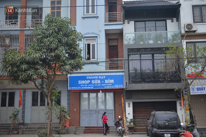 Cửa hàng này mở cửa nhưng không ai mua, đến trưa đành phải đóng cửa