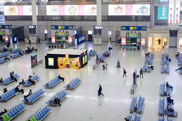 Một nhà ga ở Thượng Hải vắng bóng hành khách trong ngày đầu của đợt 