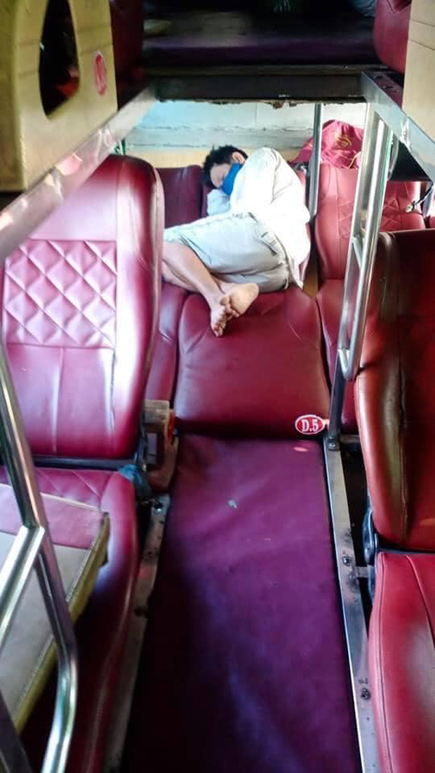 Anh Tuấn nằm buồn bã trên xe khách