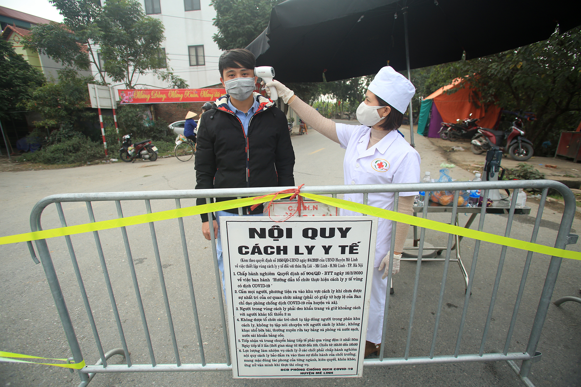 Những người từ bên ngoài vào bắt buộc đo thân nhiệt, khai báo y tế theo đúng quy định phòng, chống dịch.