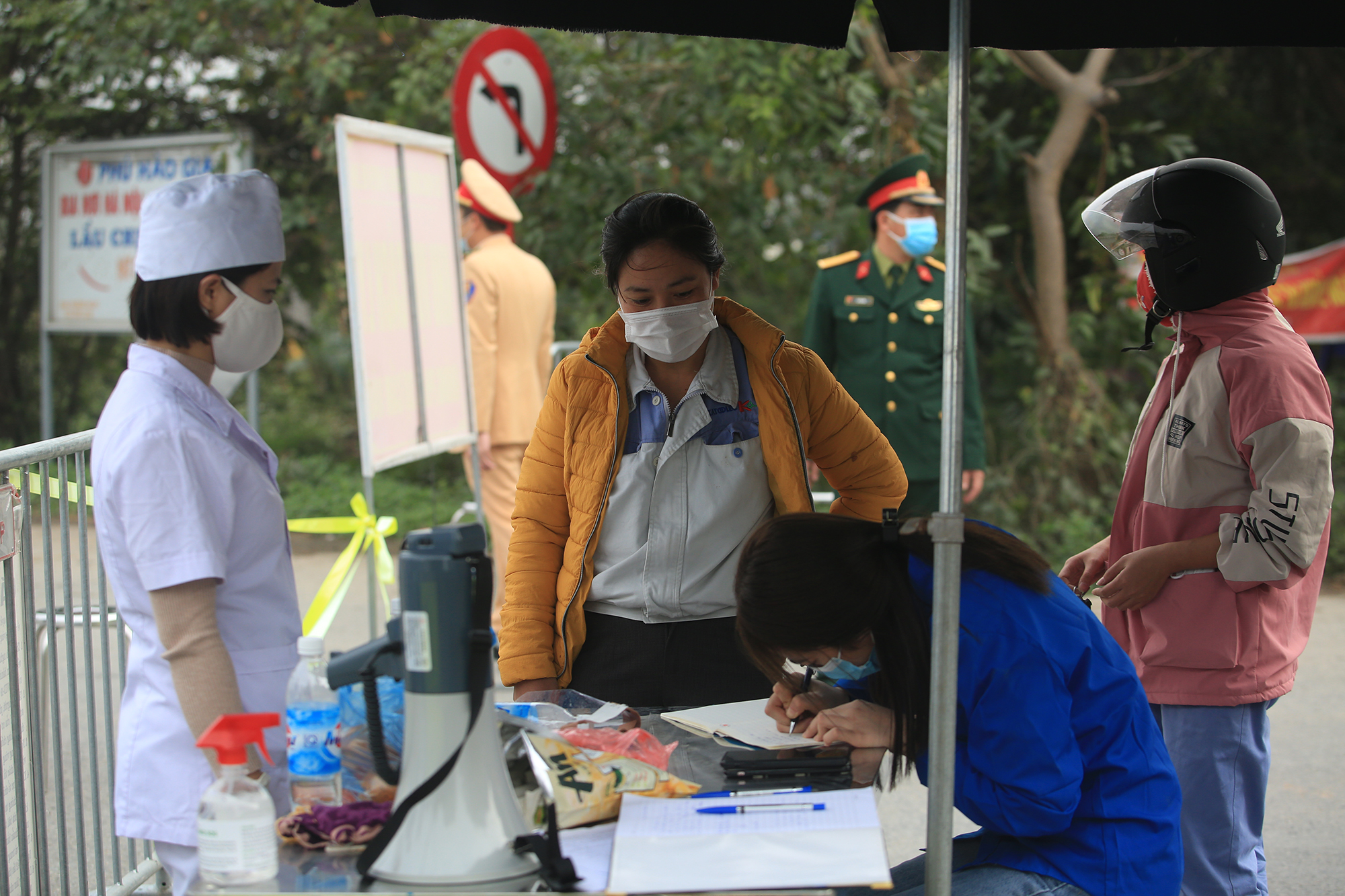 Hiện tại thôn Bạch Trữ với hơn 1000 hộ dân và hơn 8000 nhân khẩu bắt đầu việc cách ly 21 ngày tính từ ngày hôm nay 1/2.