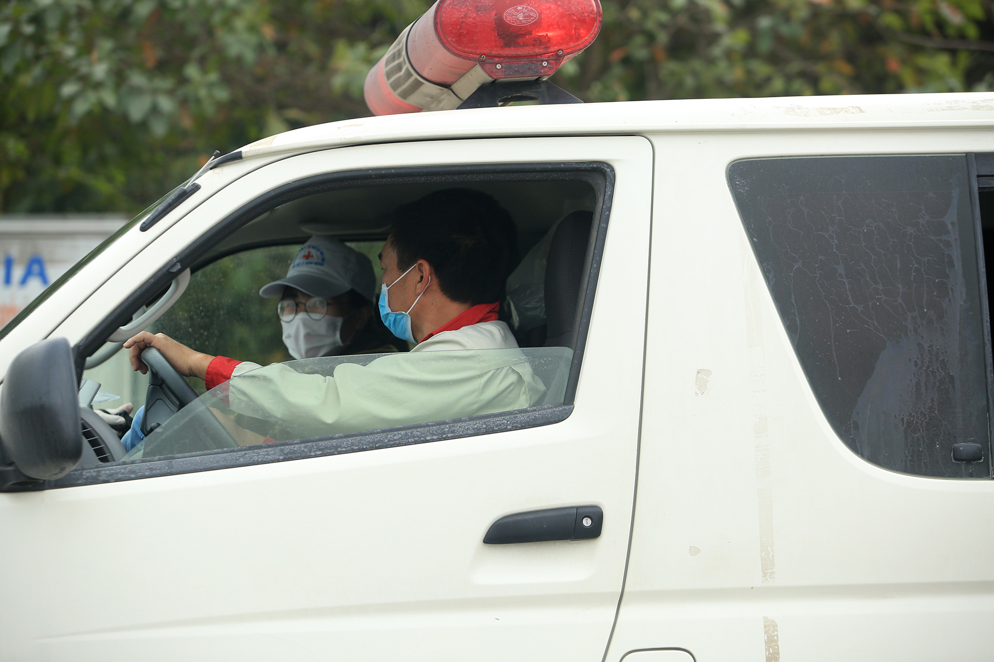 Lãnh đạo UBND xã Tiến Thắng, cho biết sau khi có thông báo về 2 ca dương tính, địa phương đã mở rộng thông tin qua hệ thống truyền thanh để người dân biết, chủ động khai báo y tế và thực hiện các biện pháp phòng tránh.