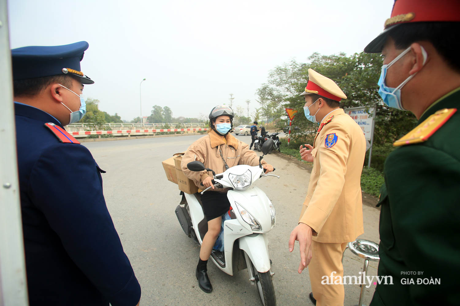 10 chốt kiểm soát dịch được bố trí ở các con đường dẫn vào thôn Bạch Trữ đã được triển khai phong tỏa để ngăn chặn dịch lây lan.