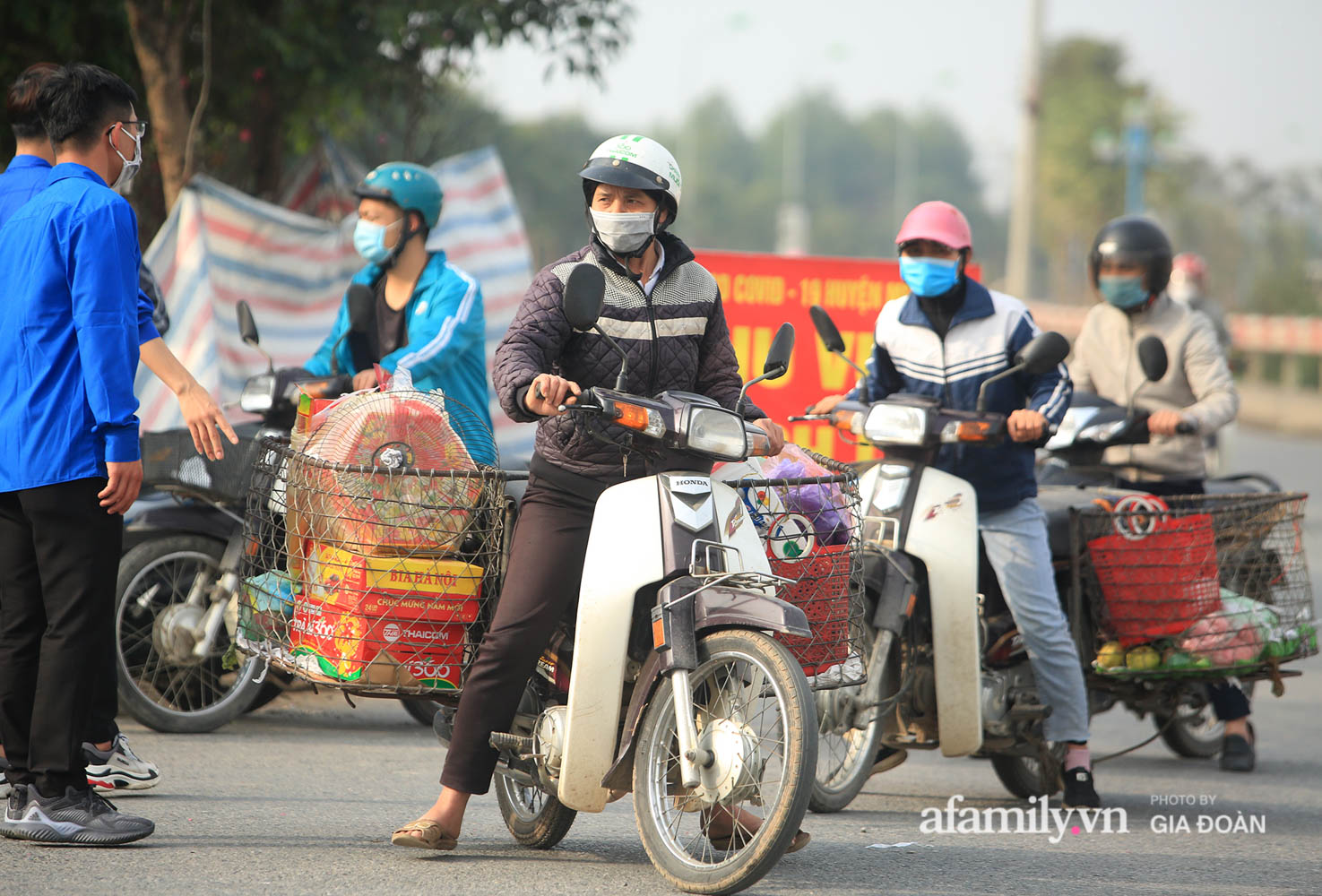 Người dân ở thôn khác thường xuyên đi qua con đường dẫn vào thôn Bạch Trữ được yêu cầu di chuyển sang một lối đi khác.