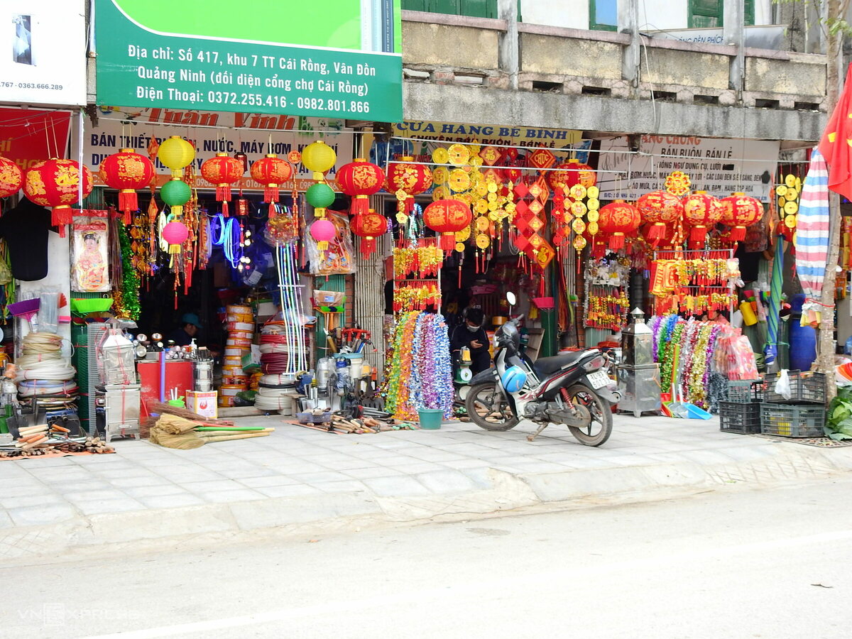 Một cửa hàng bày bán đèn lồng phục vụ Tết Nguyên đán vắng khách. Do bị phong tỏa, khoảng 10.000 dân thị trấn không thể ra khỏi địa phương. Tuy nhiên, mọi hoạt động kinh doanh, dịch vụ vẫn diễn ra bình thường.