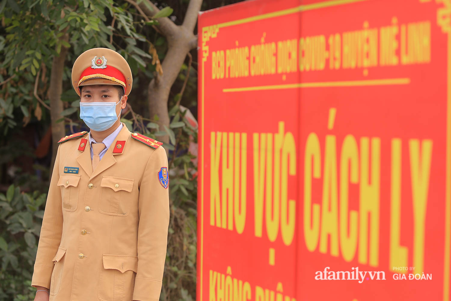 Trong ngày hôm nay 1/2, lực lượng chức năng có mặt 24/24 tại chốt, kiểm soát chặt chẽ không để người dân ra khỏi khu vực cách ly.