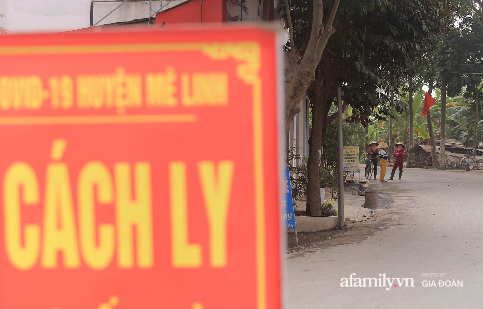 Sau khi ghi nhận thêm 2 trường hợp vừa xác định nghi nhiễm Covid-19 là bố và mẹ của BN1725, toàn bộ các con đường dẫn vào thôn Bạch Trữ, xã Tiến Thắng, huyện Mê Linh, Hà Nội đã được lực lượng chức năng phong tỏa, cách ly.