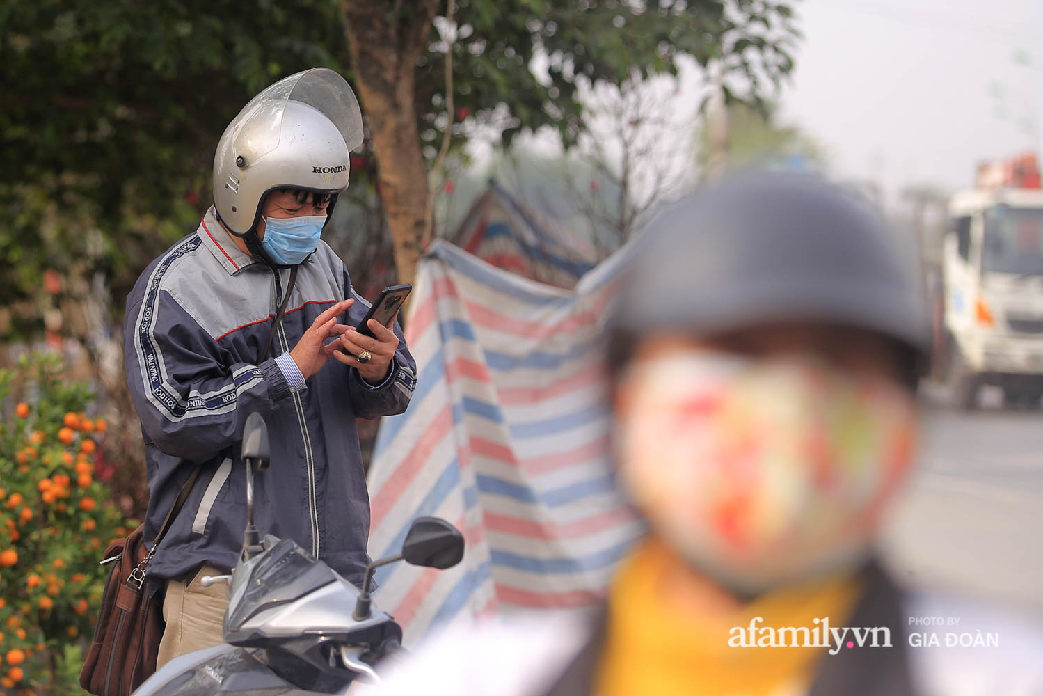 Những người bên ngoài đang sốt ruột liên lạc với người thân bên trong thôn cách ly.