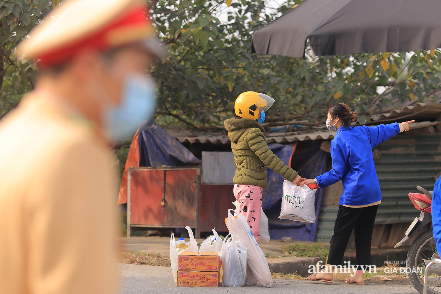 Trong chiều nay, người dân đã bắt đầu đưa nhu, yếu phẩm vào cho người thân bên trong khu cách ly.