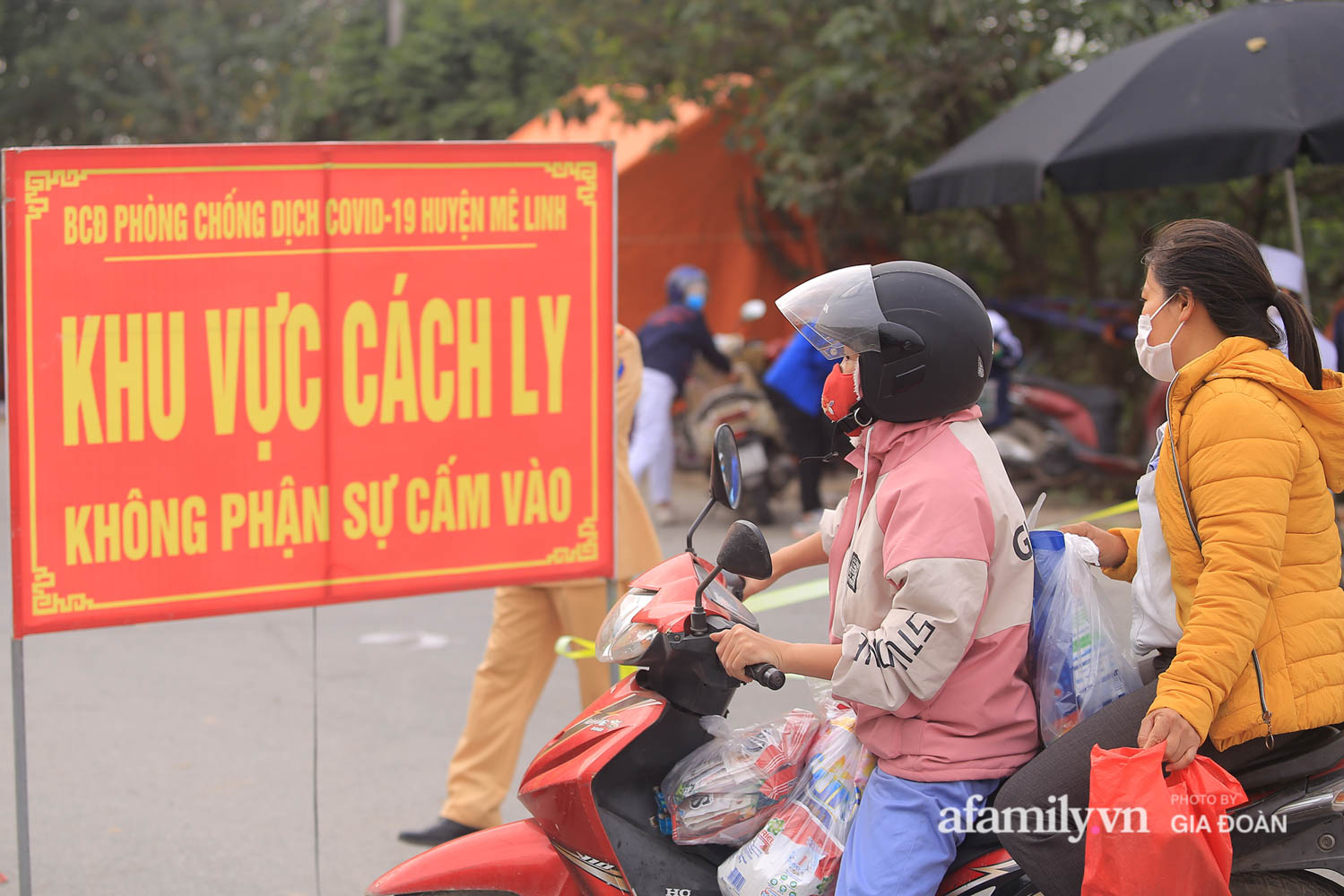 Người dân ở bên ngoài vào thôn sẽ ở lại cách ly tại đây theo thời gian quy định.