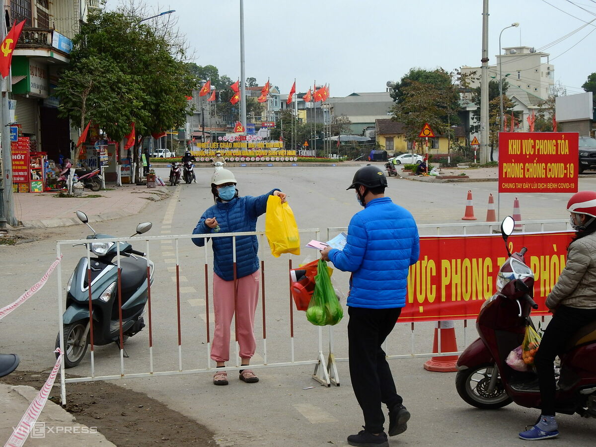 Khu vực chốt giáp với xã Hạ Long, huyện Vân Đồn, nhiều người dân tiếp tế nhu yếu phẩm cho người thân đang bị phong tỏa.