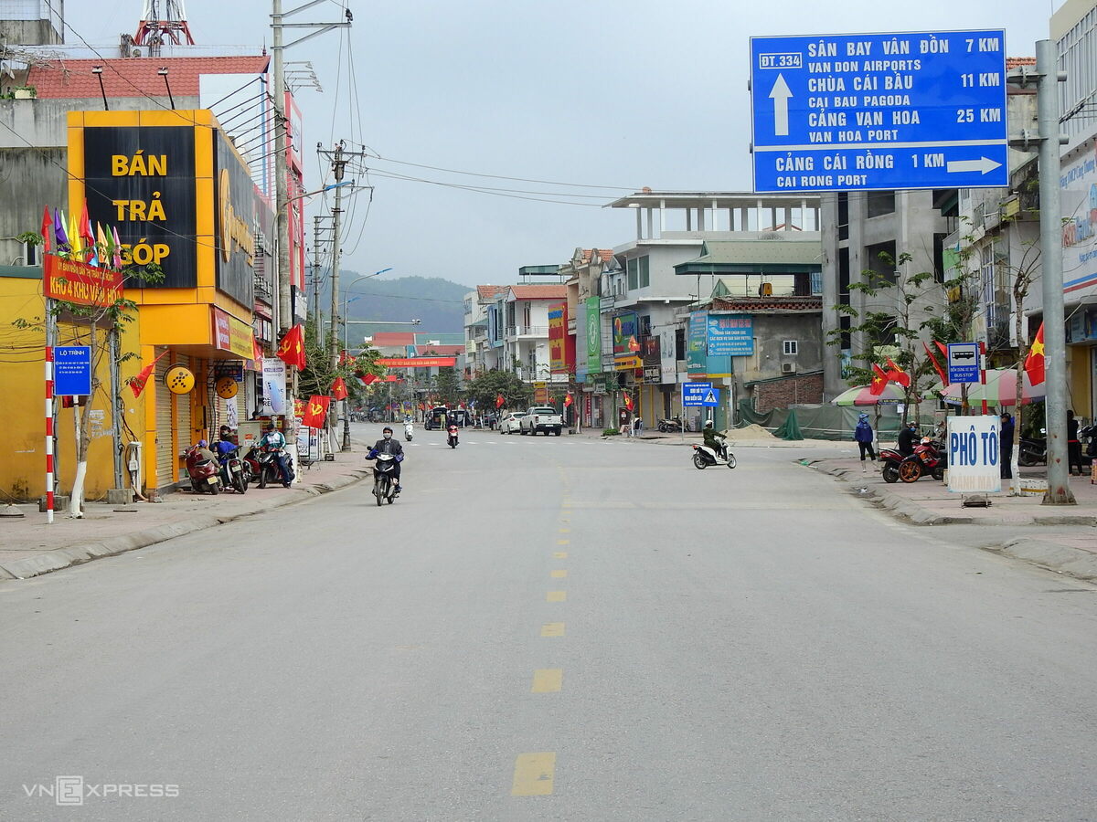 Khu vực ngã ba trung tâm thị trấn Cái Rồng vắng vẻ. Đây là con đường trục chính của huyện, cách cảng Cái Rồng 1km, cách sân bay Vân Đồn 7 km.