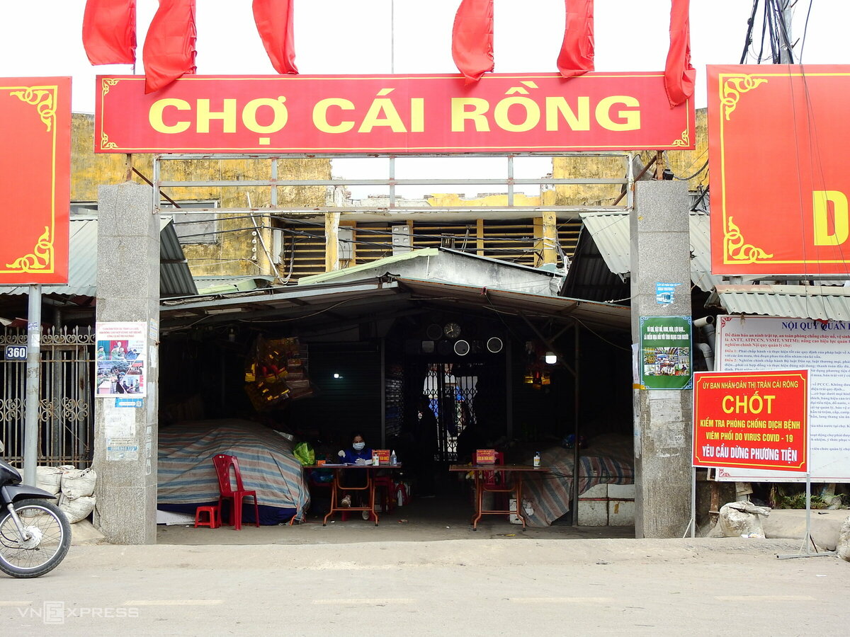 Chợ Cái Rồng, nơi “bệnh nhân 1659” thường xuyên đến để mua thực phẩm, vẫn hoạt động bình thường sau khi nhà chức trách phun tiêu độc khử khuẩn và truy vết những người liên quan ca Covid-19. Tại đây được lập chốt kiểm soát, người dân ra vào phải khai báo y tế và đo thân nhiệt.