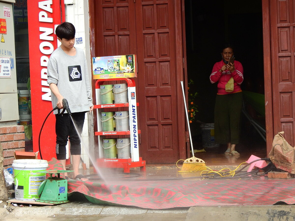 Nhiều người dân thị trấn đã bắt đầu dọn dẹp nhà cửa để đón Tết.