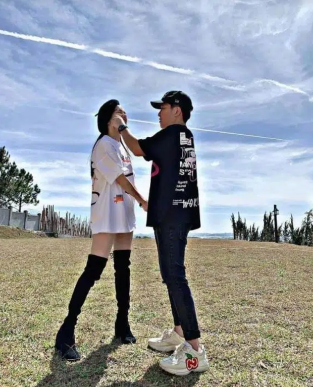 Cách cả hai trao nhau cử chỉ ngọt ngào làm ai nấy đều ghen tỵ