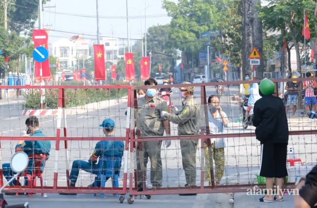 Người bên ngoài khu vực phong tỏa cố liên lạc với người thân để tiếp tế lương thực.