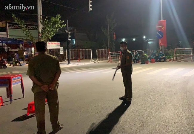 Việc phong tỏa tiến hành lúc nửa đêm.