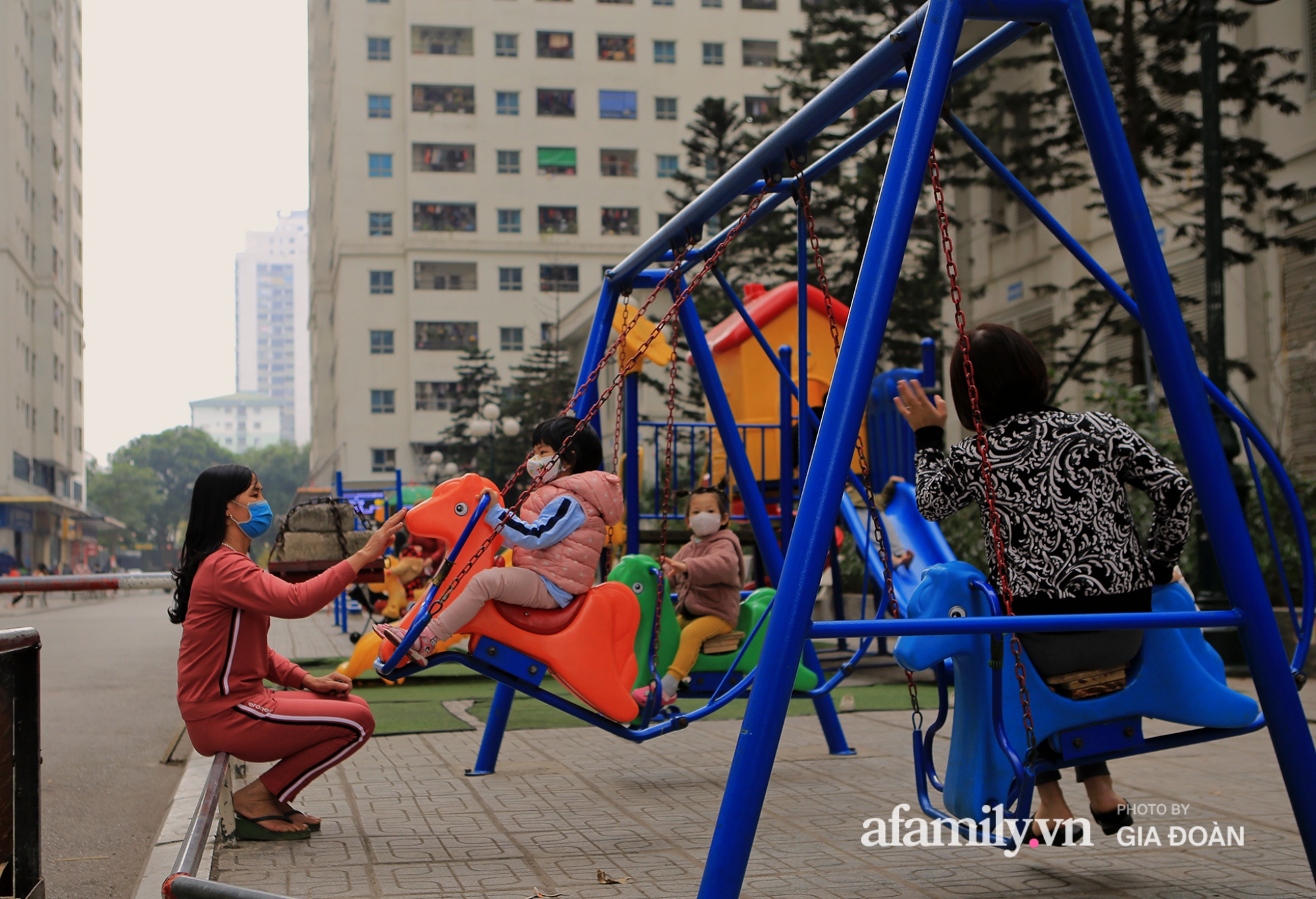 Ngày thứ 2 đầu tuần, khu vực sân chơi tại khu chung cư HH Linh Đàm đông vui hơn thường lệ khi các em học sinh được nghỉ học sớm hơn để phòng dịch Covid-19.