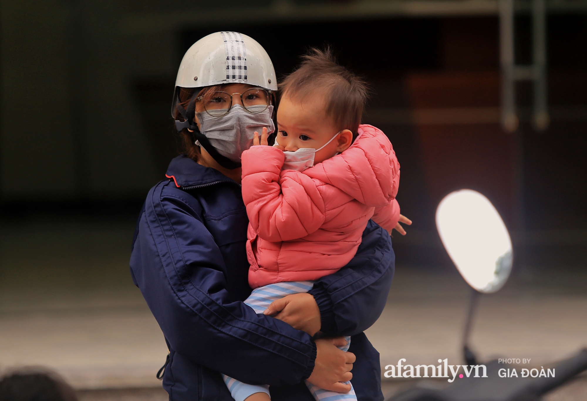 Nhà đông con nhiều gia đình khi đi chợ mua sắm cũng mang con đi cùng.