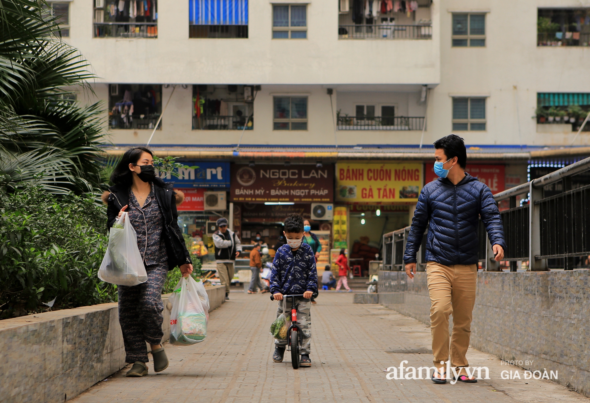 Trước tình hình dịch Covid-19 diễn biến phức tạp, việc các em học sinh được nghỉ học ở nhà khiến nhiều gia đình chật vật trong việc trông nom. Những gia đình không có người giúp việc thì đành phải chia nhau ở nhà trông nom các con.