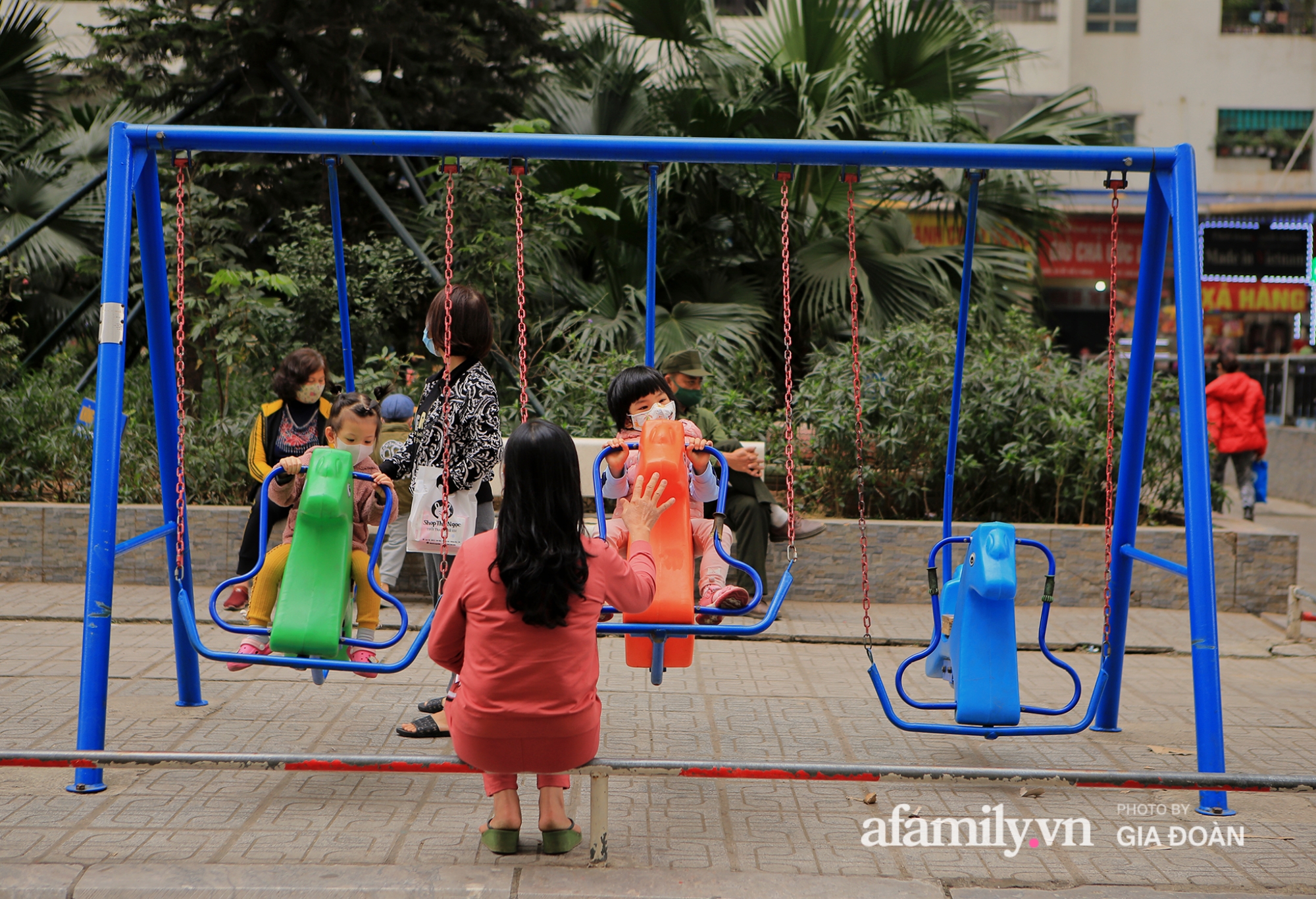 Công việc dồn dập, không chỉ có việc ở công ty mà còn lo chuyện của gia đình như mua sắm Tết, mua quà mang về quê... thế nhưng con lại nghỉ Tết sớm, khiến nhiều gia đình rơi vào cảnh 