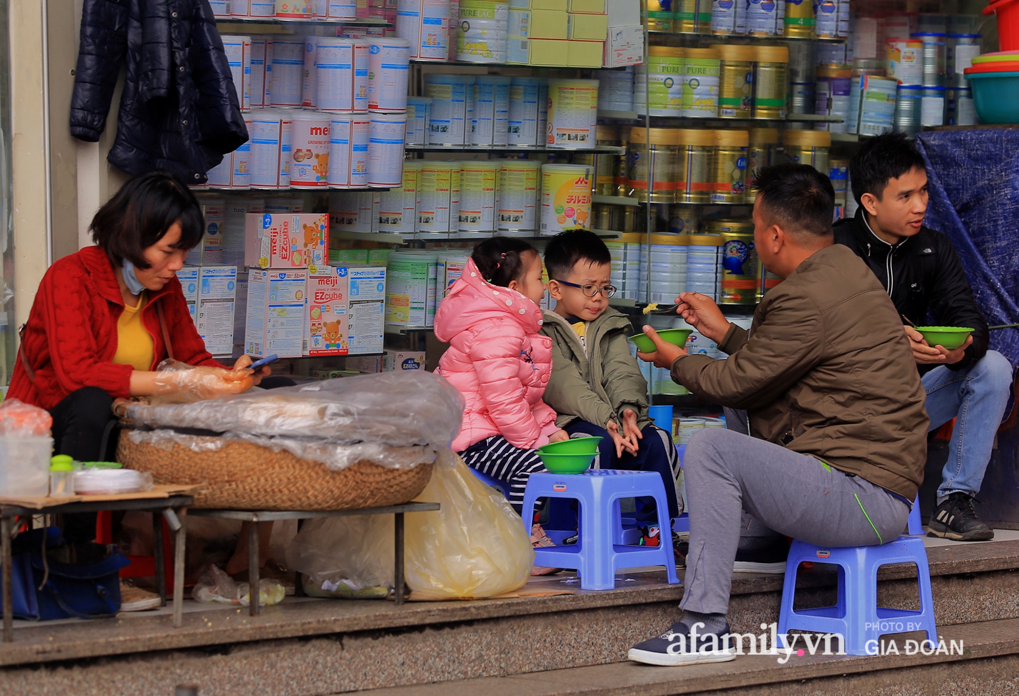 Người đàn ông này đang thay vợ ở nhà chăm sóc các con.