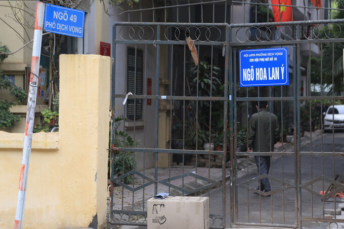 Ngõ 49 phố Dịch Vọng được cách ly trưa 2/1. Ảnh: Ngọc Thắng