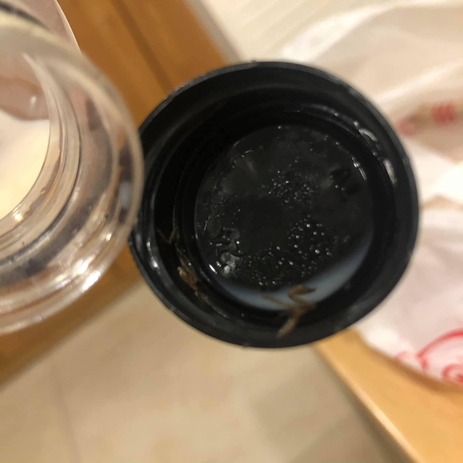 Hình ảnh cụ thể của chai sữa đậu nghi có trứng gián được đăng lên mạng 