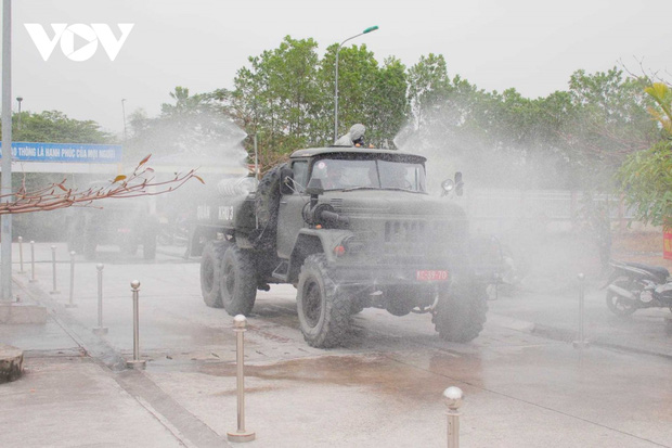 Thường xuyên phun tiêu độc khử trùng ở vùng dịch