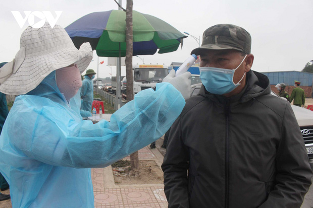 Kiểm soát người và phương tiện tại các chốt giao thông