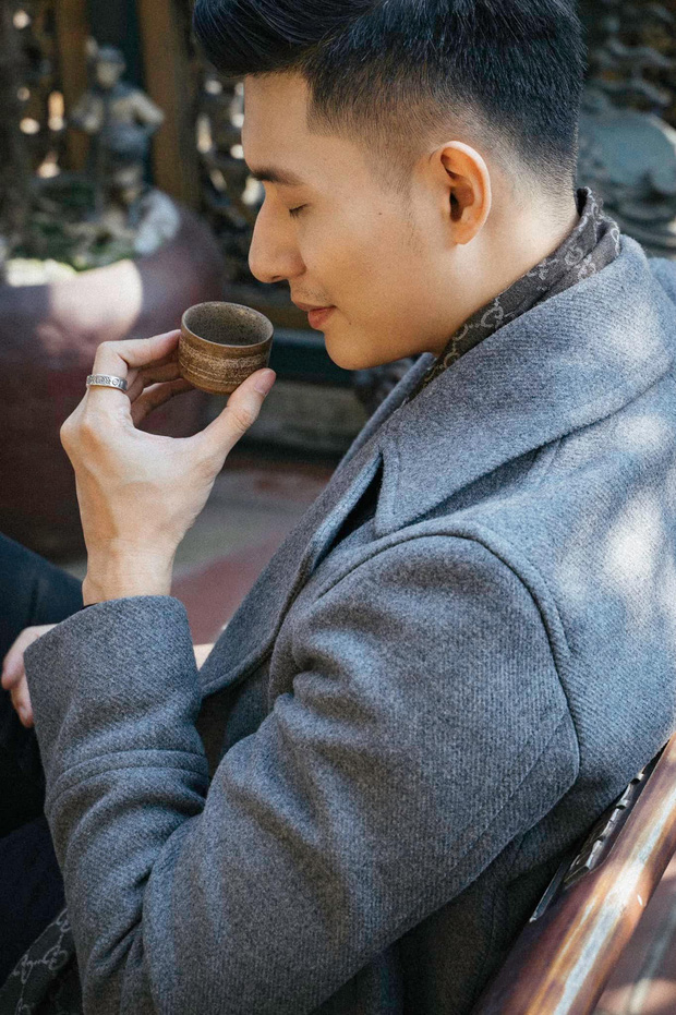 Càng soi lại càng thấy từng chi tiết, hoa văn và chất liệu sao mà giống nhẫn của Lâm Bảo Châu quá!