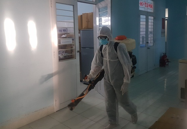 Trung tâm Y tế huyện Tuy Phước, Bình Định phun thuốc khử khuẩn phòng, chống dịch Covid-19 (Ảnh Thùy Vy)